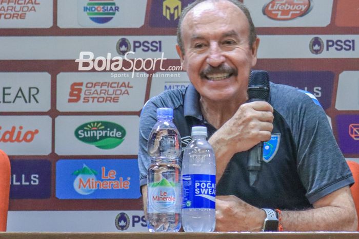 Direktur Teknik timnas U-20 Guatemala, Rafael Loredo Silva, sempat tersenyum saat memberikan keterangan kepada awak media dalam sesi jumpa pers setelah laga Turnamen Mini Internasional di Stadion Gelora Bung Karno, Senayan, Jakarta, Selasa (21/2/2023) malam.