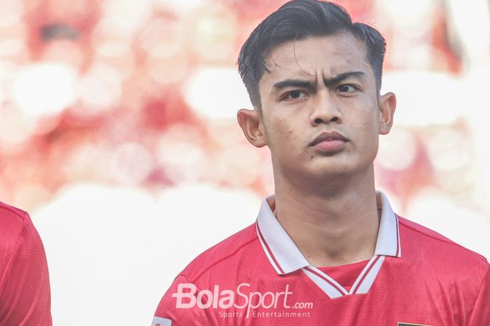 Bek sayap kiri timnas Indonesia, Pratama Arhan, saat sedang berbaris jelang bertanding dalam laga leg pertama semifinal Piala AFF 2022 di Stadion Gelora Bung Karno, Senayan, Jakarta, 6 Januari 2023.