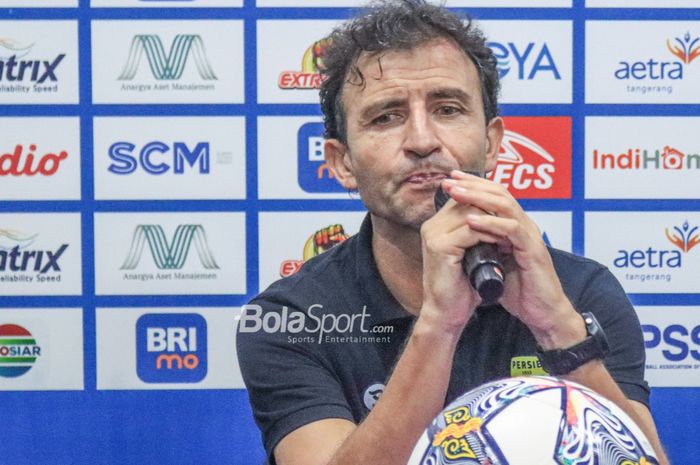 Pelatih Persib Bandung, Luis Milla, sedang memberikan keterangan kepada awak media setelah laga pekan ke-33 Liga 1 2022 di Stadion Indomilk Arena, Tangerang, Banten, Minggu (9/4/2023) malam.