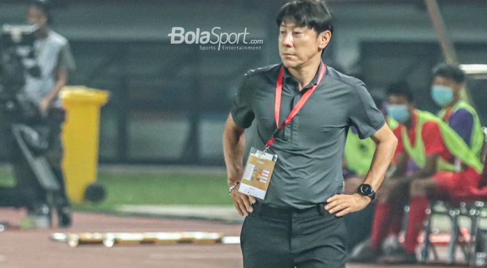 Pelatih timnas U-19 Indonesia, Shin Tae-yong, sedang memantau para pemainnya bertanding di Stadion Patriot Candrabhaga, Bekasi, Jawa Barat, 10 Juli 2022.