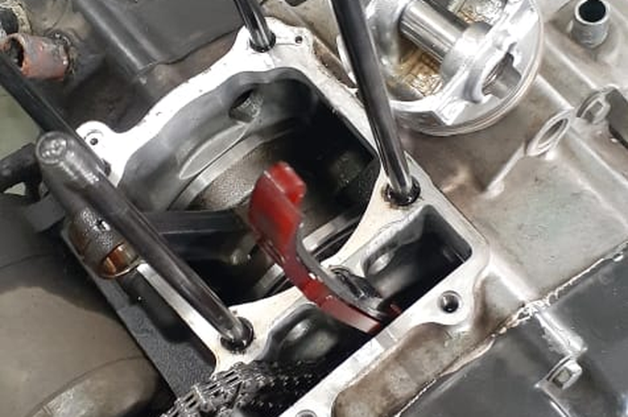 Blok head mesin dibongkar untuk melakukan proses porting &amp; polish