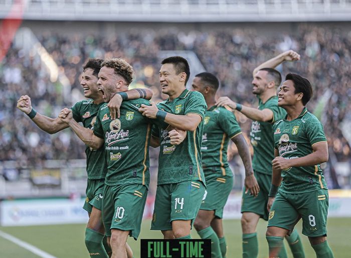 Pemain Persebaya Surabaya merayakan gol Ze Valente ke gawang Arema FC.