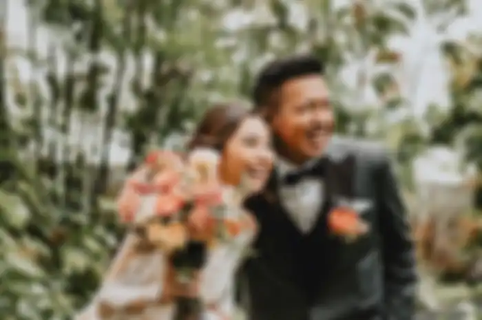 Clairine Clay dan Joshua Suherman tampil menawan di hari pernikahan.