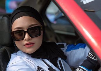 Bunda Nathalie Holscher Ikut Lomba Drift Mobil, Tampil Kece dengan Hijab di Atas Kepalanya!
