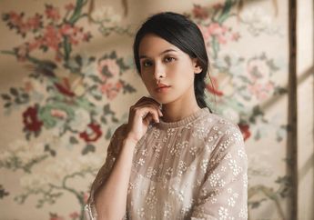 Tampil Anggun dengan Kebaya Adat Jawa, Intip Penampilan Maudy Ayunda Saat Jadi Bridesmaid Anak Konglomerat!