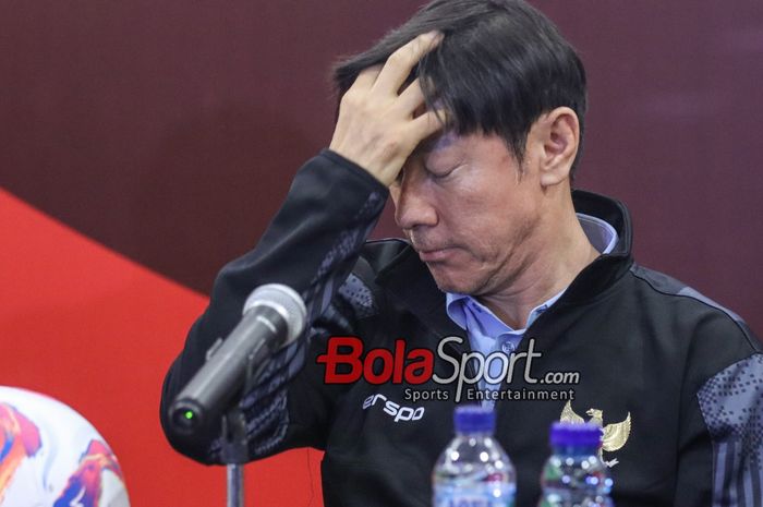 Pelatih timnas Indonesia, Shin Tae-yong, sempat memegangi kepalanya saat hadir dalam sesi jumpa pers di Hotel Sultan, Senayan, Jakarta, Rabu (5/6/2024).