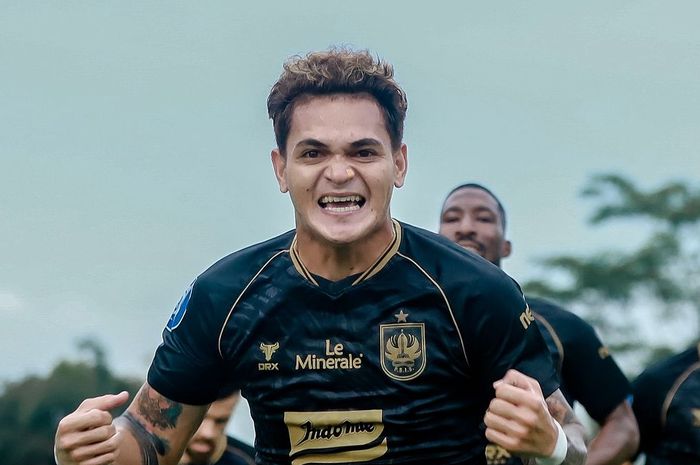 Gali Freitas bekontribusi mencetak gol saat PSIS melawan Semen Padang di Stadion Moch. Soebroto, Magelang, Minggu (1/12/2024).