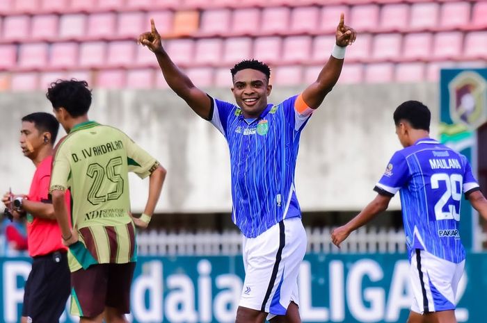 Pemain Persibo Bojonegoro melakukan selebrasi setelah mencetak gol ke gawang Persewar, Selasa (25/2/2025).