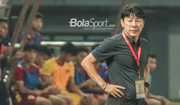 Pelatih timnas U-19 Indonesia, Shin Tae-yong, sedang mengamati para pemainnya bertanding di Stadion Patriot Candrabhaga, Bekasi, Jawa Barat, 2 Juli 2022.