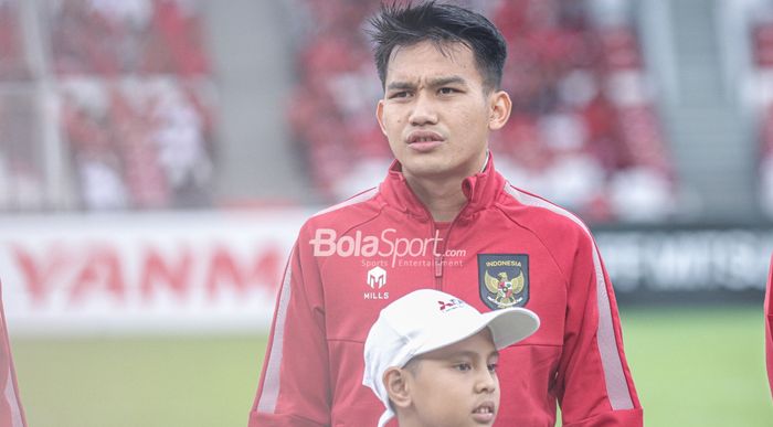 Pemain sayap kanan timnas Indonesia, Witan Sulaeman, sedang berbaris jelang berlaga Piala AFF 2022 di Stadion Utama Gelora Bung Karno, Senayan, Jakarta, 29 Desember 2022.