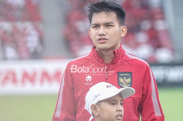 Pemain sayap kanan timnas Indonesia, Witan Sulaeman, sedang berbaris jelang berlaga Piala AFF 2022 di Stadion Utama Gelora Bung Karno, Senayan, Jakarta, 29 Desember 2022.