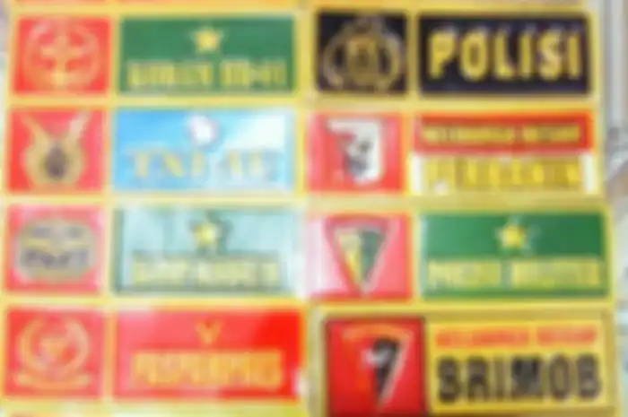 Deretan stiker pelat nomor TNI atau polisi 