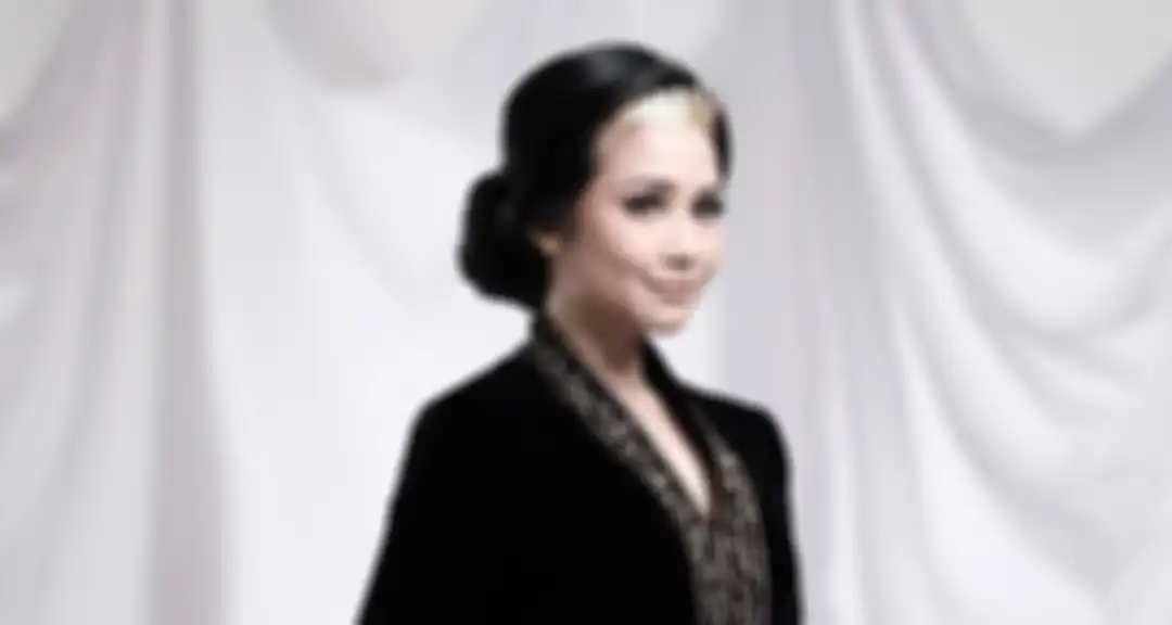 Kebaya hitam ala Gita Gutawa