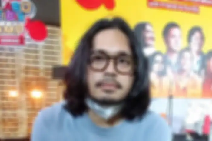 Petra Sihombing jarang keliatan becanda di tayangan Camp, dia justru serius menikmati kolaborasi musiknya.