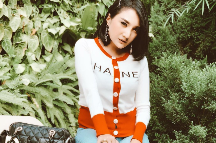 Kiki Amalia tampak modis bergaya kasual mengenakan cardigan nuansa warna putih dan merah