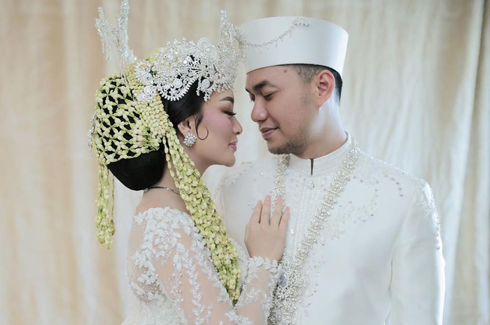 Pamer Foto Tidur Bareng Suaminya di Lantai, Posisi Tidur Zaskia Gotik dan Sirajuddin Mahmud Malah Bikin Netizen Gatal Berkomentar: Penganten Baru Mah Selalu Senang