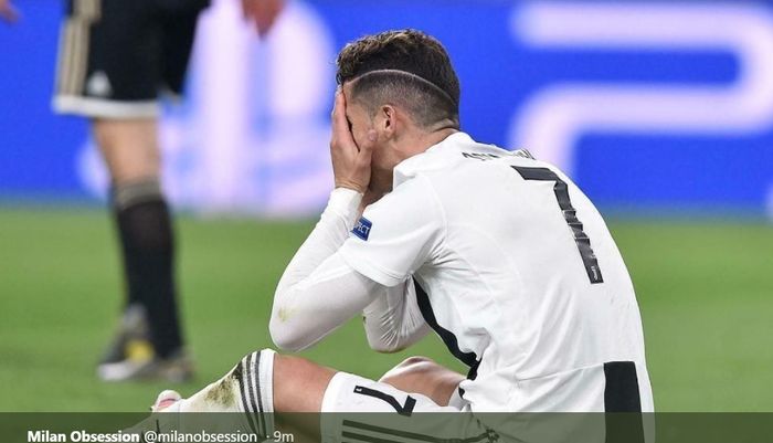 Cristiano Ronaldo tampak kecewa usai  Juventus disingkirkan Ajax Amsterdam  pada leg kedua perempat final Liga Champions