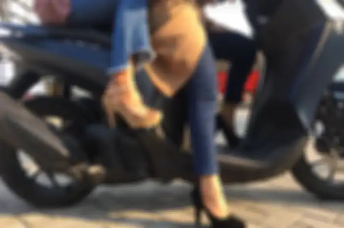 Ilustrasi lady biker naik motor pakai high heels