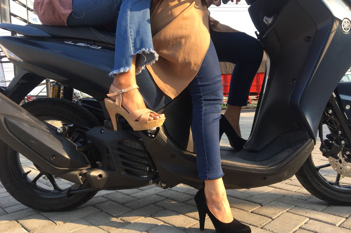 Ilustrasi lady biker naik motor pakai high heels