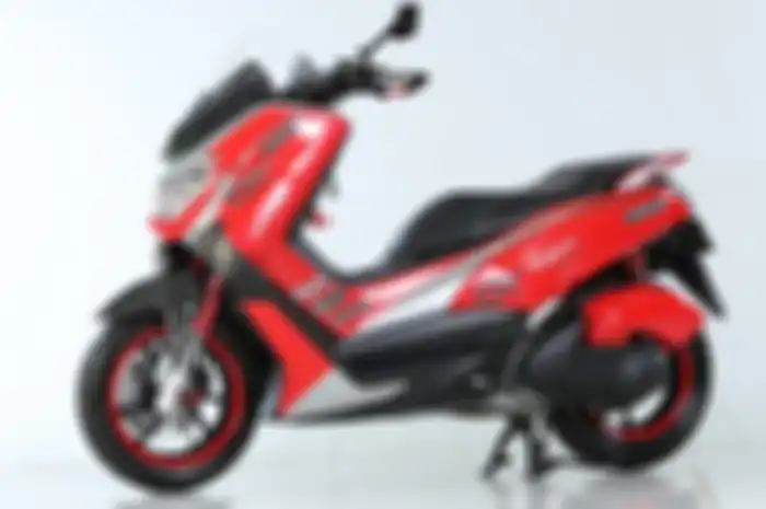 Yamaha NMAX dengan motif stiker mirror effect