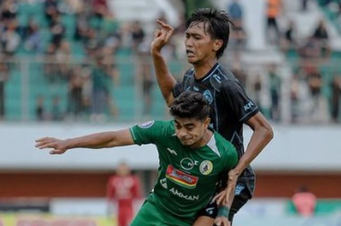 Duel pemain PSS Sleman Vs Arema FC