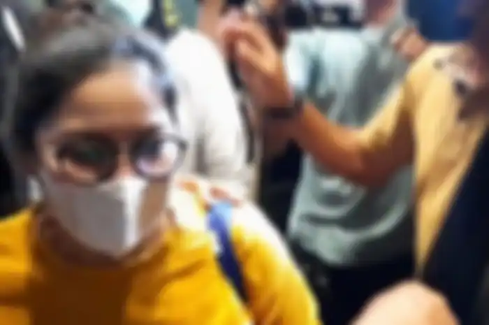 Dokter Lois Owien keluar dari ruang penyidik Ditreskrimsus Polda Metro Jaya, Senin (12/7/2021). 