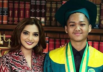 Komentari Penampilan Ashanty dalam Balutan Hijab Syari, Azriel Hermansyah : Jangan Dilepas ya Bunda