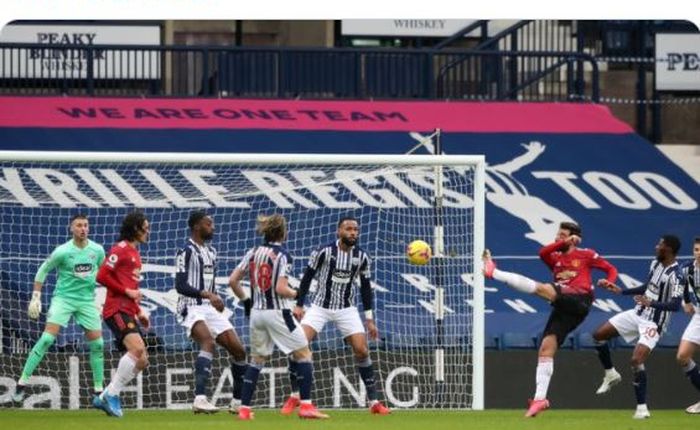 Gelandang Manchester United, Bruno Fernandes, mencetak gol ke gawang West Bromwich Albion dalam laga Liga Inggris di Stadion The Hawthorns, Minggu (14/2/2021).