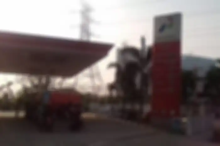 Pom bensin Pertamina di jalan raya Kembangan Jakbar juga masih menjual bensin jenis Premium.