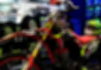 Apa Iya, Pasang Decal di Motor Trail Harus yang Berbahan Tebal?