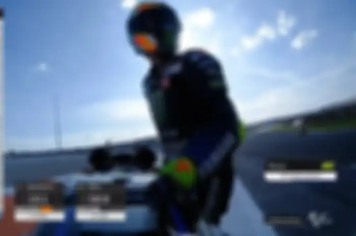Yamaha YZR-M1 milik Valentino Rossi mogok dan terpaksa harus menepi di pinggir trek sirkuit Ricardo Tormo Valencia (20/11)