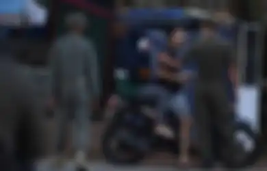 Naik Motor Pakai Sendal Jepit Bakal Ditilang tapi Belum Ada Dendanya!