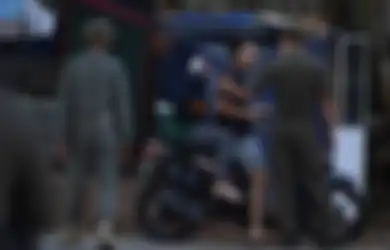 Naik Motor Pakai Sendal Jepit Bakal Ditilang tapi Belum Ada Dendanya!