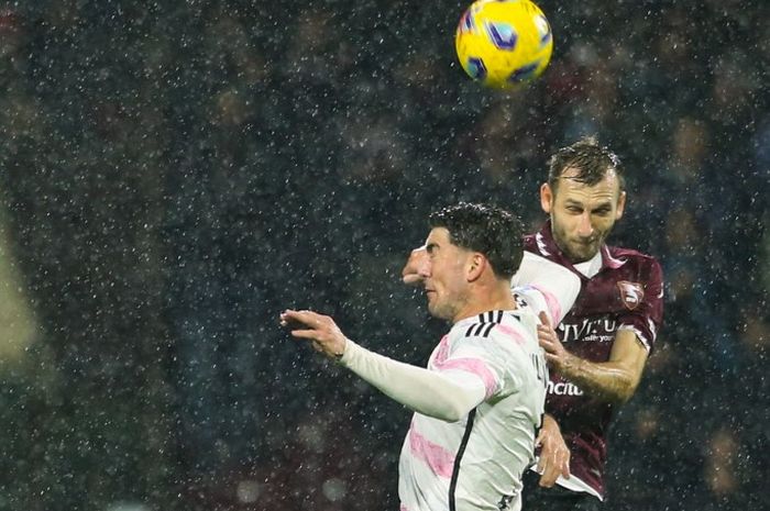 Aksi Dusan Vlahovic (bawah) dalam duel Juventus di markas Salernitana pada lanjutan Liga Italia (7/1/2024).