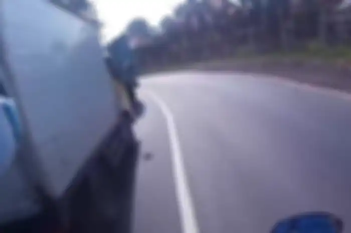 Waspada garis putih tanpa putus di jalan raya.