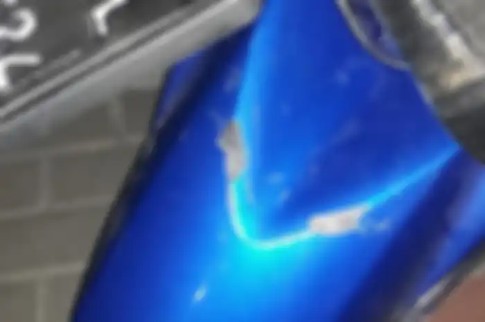 Sepatbor Yamaha NMAX gores dalam akibat dudukan pelat nomor.