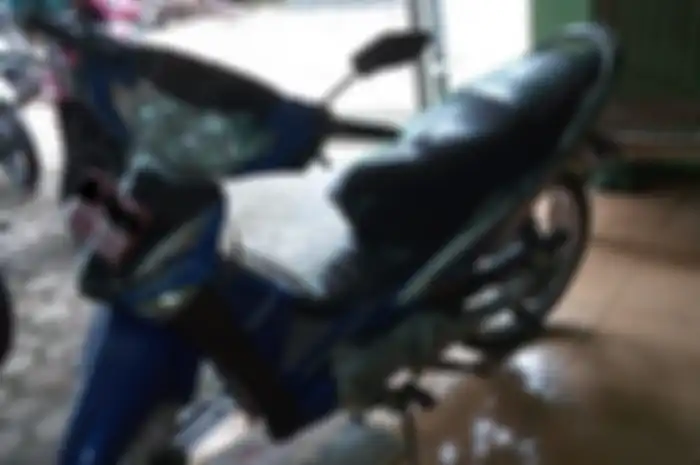 Motor bebek Honda Supra-X dilelang cuma Rp 900 ribuan, kondisi mulus.