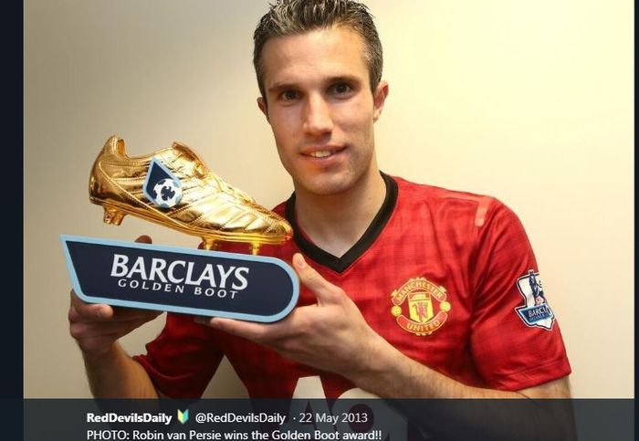 Robin van Persie dengan Sepatu Emas Liga Inggris saat memperkuat Manchester United.