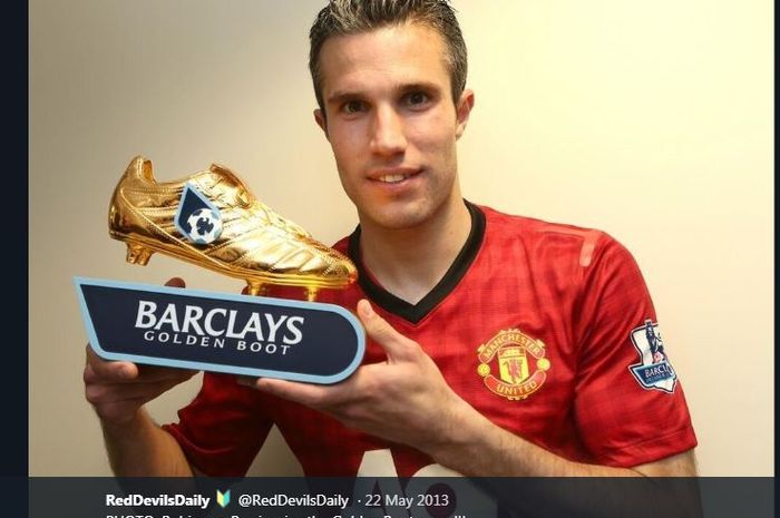 Robin van Persie dengan Sepatu Emas Liga Inggris saat memperkuat Manchester United.