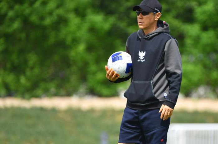 Pelatih timnas U-23 Indonesia, Shin Tae-yong memimpin latihan perdana Garuda Muda di Stade de Lagrange, Paris jelang laga play-off perebutan tiket Olimpiade 2024 lawan Guinea, Kamis (9/5/2024) mendatang.