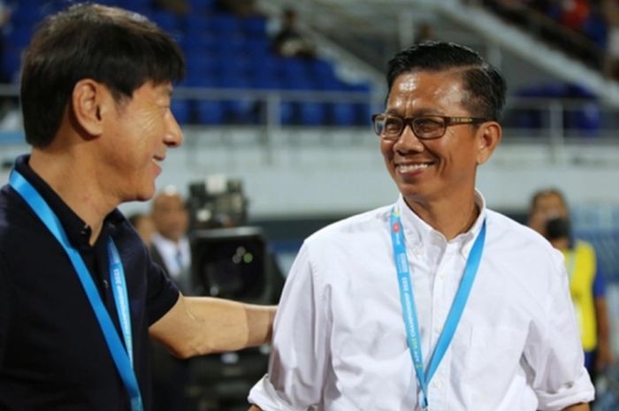 Eks pelatih Timnas U-23 Vietnam Hoang Anh Tuan (kanan) sebut kekalahan Vietnam dari Malaysia bukan karena pemain naturalisasi.