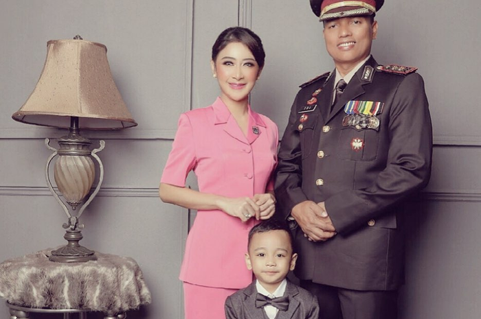 Uut Permatasari bersama suami dan putranya