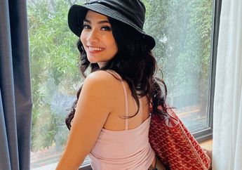 Seperti Tak Pakai Baju, Vanessa Angel Pamer Bahu Seksi di Dalam Mobil