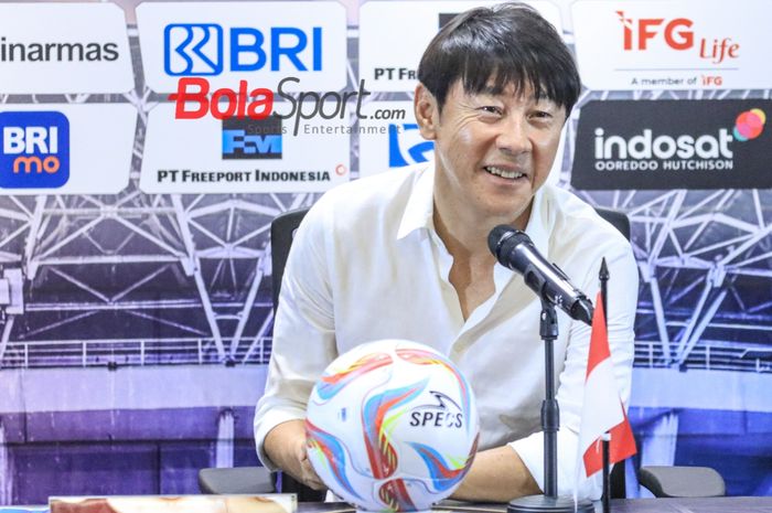 Pelatih timnas Indonesia, Shin Tae-yong, sedang memberikan keterangan kepada awak media di Media Center Stadion Utama Gelora Bung Karno, Senayan, Jakarta, Senin (19/6/2023) malam.