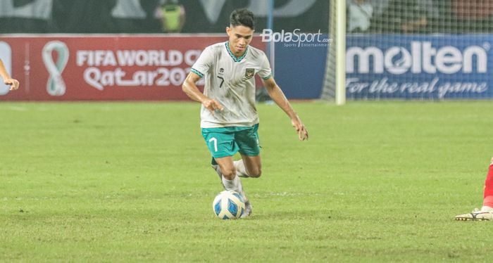 Gelandang timnas U-19 Indonesia, Marselino Ferdinan, sedang menguasai bola ketika bertanding di Stadion Patriot Candrabhaga, Bekasi, Jawa Barat, 2 Juli 2022.