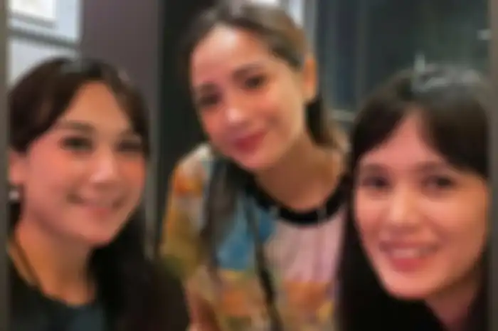 Puput Nastiti Devi saat foto bareng dengan Nagita Slavina. Foto lengan istri Ahok ini mendadak jadi sorotan. 