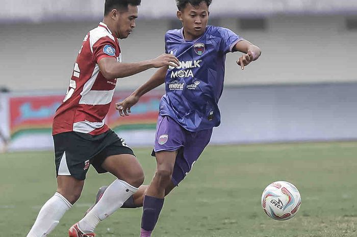 Duel pemain Persita Tangerang Vs Madura United pada pekan ke-11 Liga 1 2023/2024.