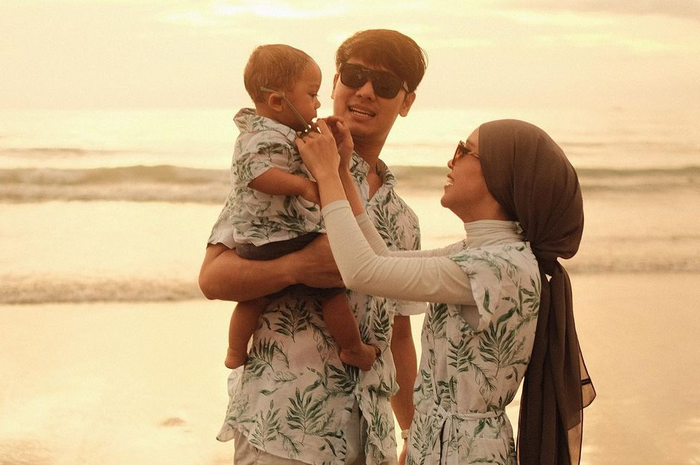 Lesty Kejora , Rizky Billar dan putranya saat menikmati sunset di pinggir pantai