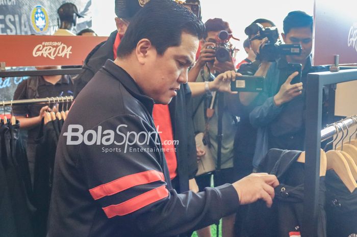 Ketua Umum PSSI, Erick Thohir (kiri),  mengaku sedih saat tahu Lionel Messi memilih tak datang ke Indonesia.