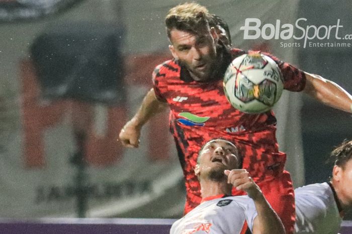 Penyerang asing Persija Jakarta, Marko Simic (tengah), sedang menyundul bola saat bertanding dalam laga uji coba di Stadion Patriot Candrabhaga, Bekasi, Jawa Barat, Minggu (25/6/2023) malam.